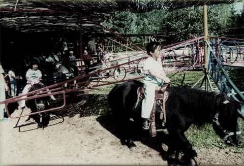 enfant sur le poney