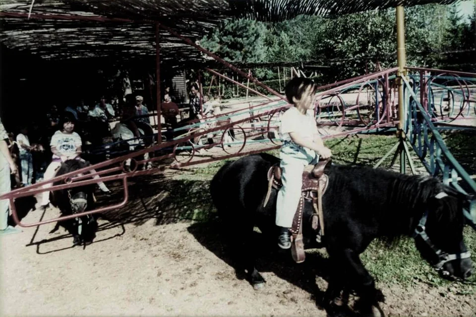 enfant sur le poney